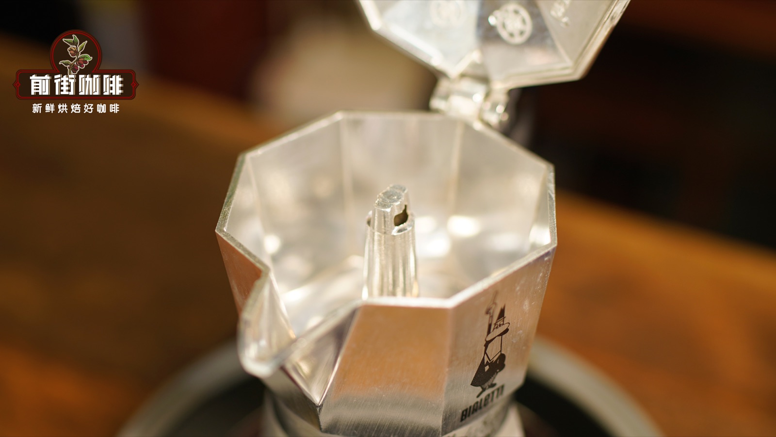 Making black coffee in a Moka pot: blending and single product, how to take the two routes